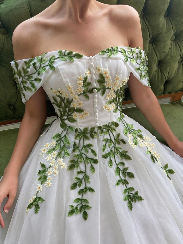Weißes 50er schulterfreies Kleid mit Applikationen und Rebe