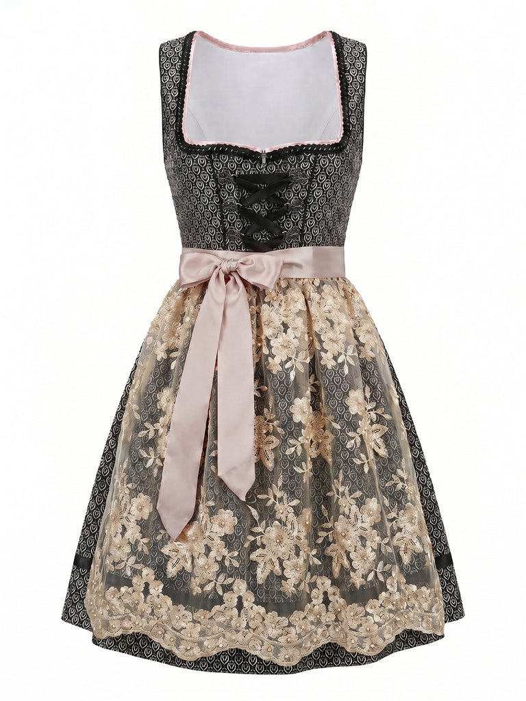 Schwarzes 50er Kleid mit Spitzenschürze und Blumen