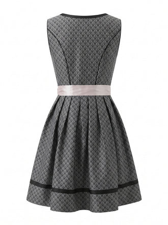 Schwarzes 50er Kleid mit Spitzenschürze und Blumen