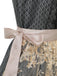 Schwarzes 50er Kleid mit Spitzenschürze und Blumen