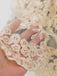 Schwarzes 50er Kleid mit Spitzenschürze und Blumen