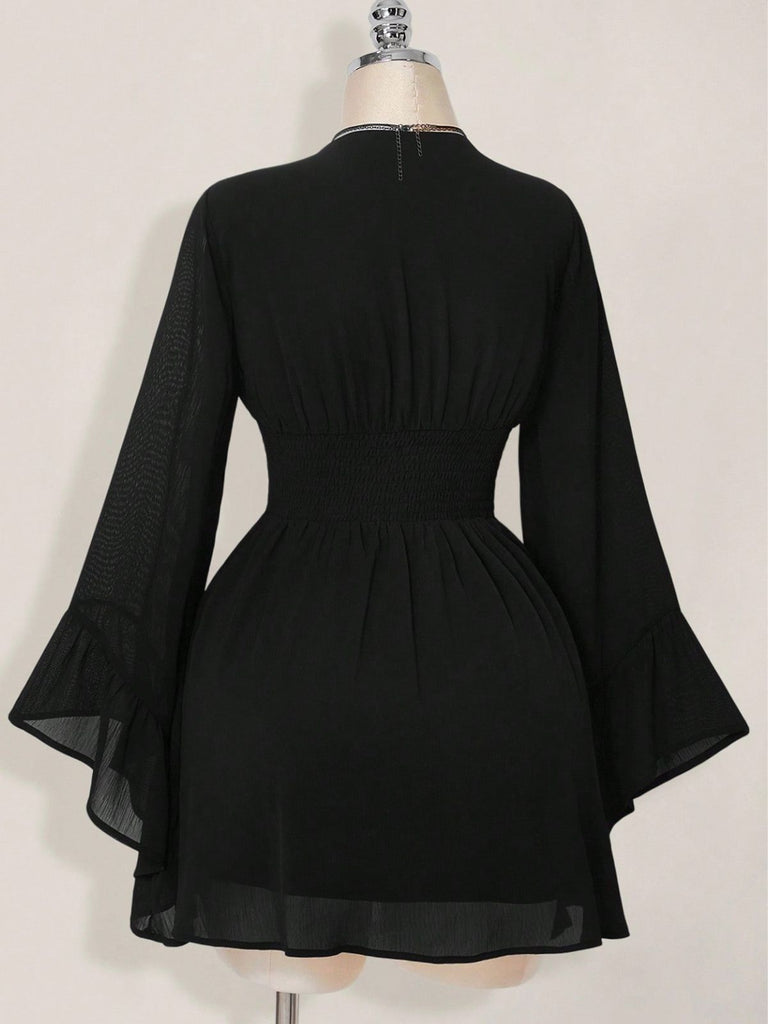 Schwarzes 30er Chiffon-Minikleid mit V-Ausschnitt und Smok