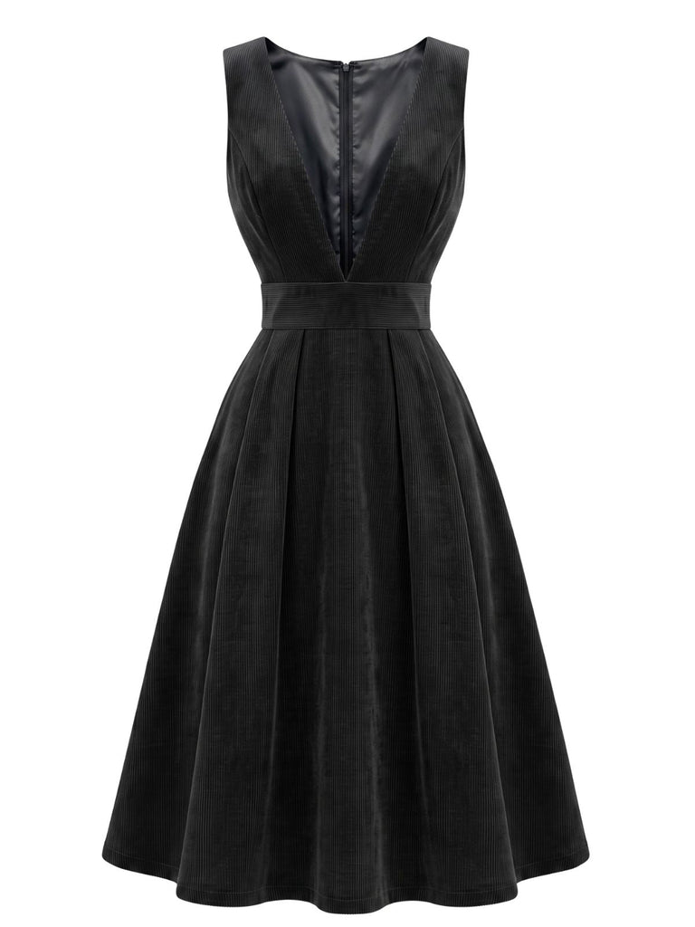 Bordeauxrotes 50er Cord-Pinaforekleid mit tiefem V-Ausschnitt