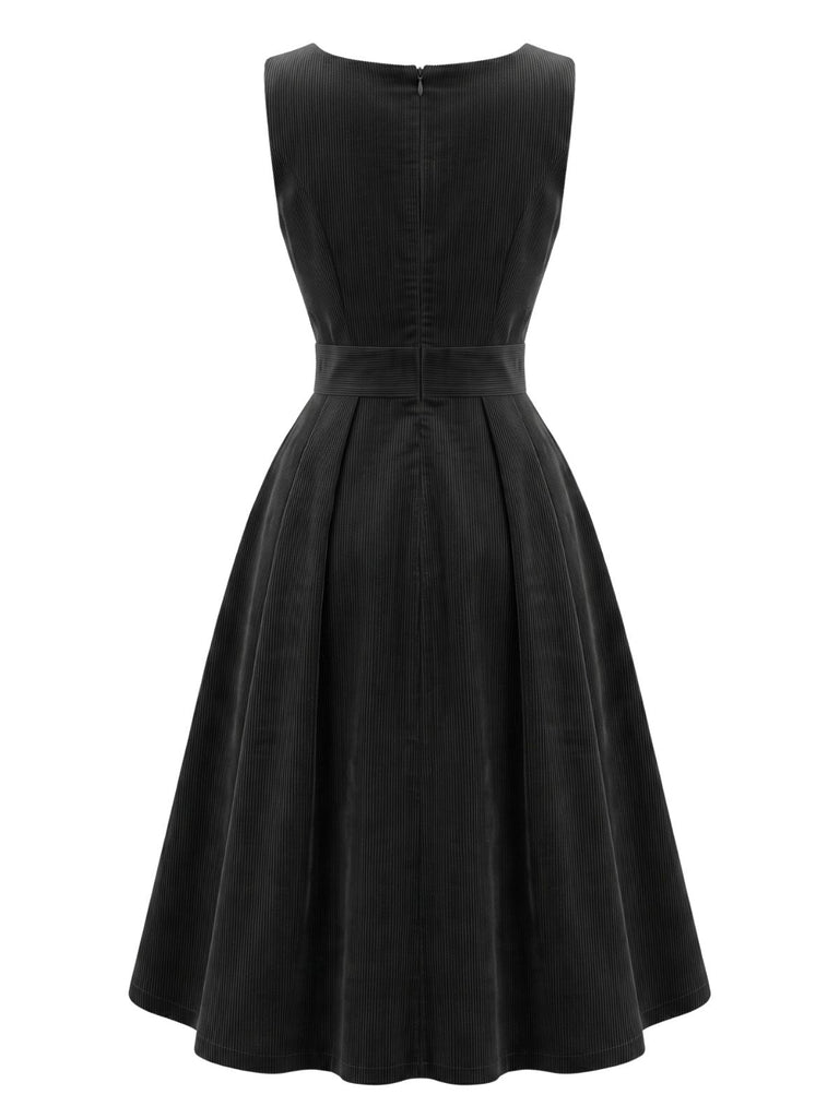 Bordeauxrotes 50er Cord-Pinaforekleid mit tiefem V-Ausschnitt