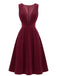 Bordeauxrotes 50er Cord-Pinaforekleid mit tiefem V-Ausschnitt