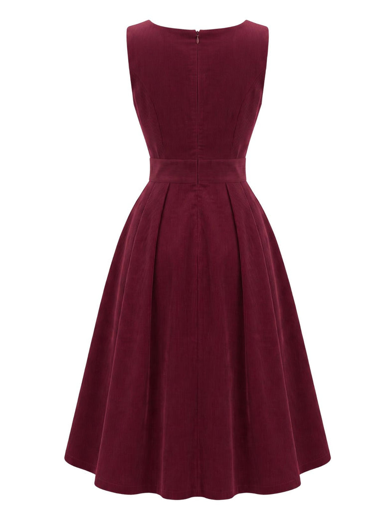 Bordeauxrotes 50er Cord-Pinaforekleid mit tiefem V-Ausschnitt