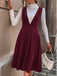 Bordeauxrotes 50er Cord-Pinaforekleid mit tiefem V-Ausschnitt