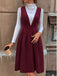 Bordeauxrotes 50er Cord-Pinaforekleid mit tiefem V-Ausschnitt