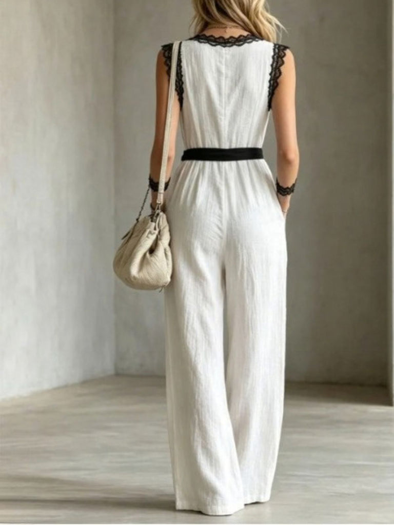 Weißer 50er Jumpsuit mit Spitzenbesatz und Gürtel