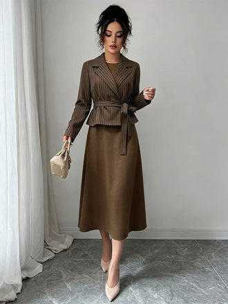 40er Nadelstreifenset aus Blazer und A-Linien-Midikleid