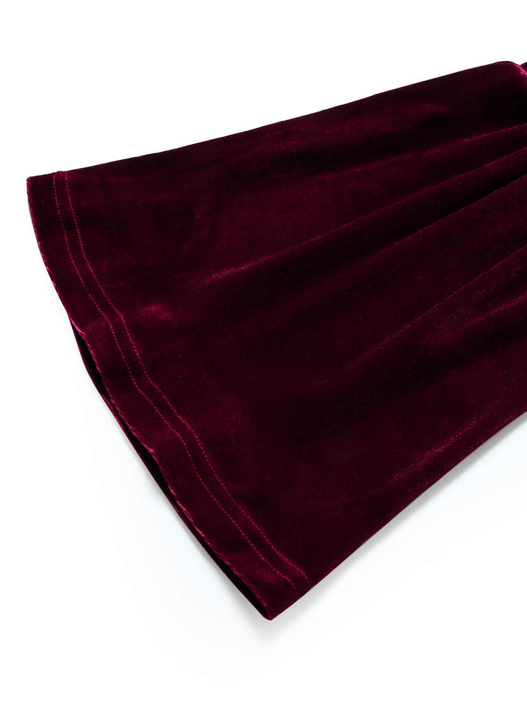Weinrotes 50er Samtkleid mit Glockenärmeln und weißem V-Kragen