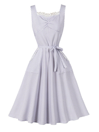 Tailliertes lavendelfarbenes 50er Ginghamkleid mit Spitze und Taschen