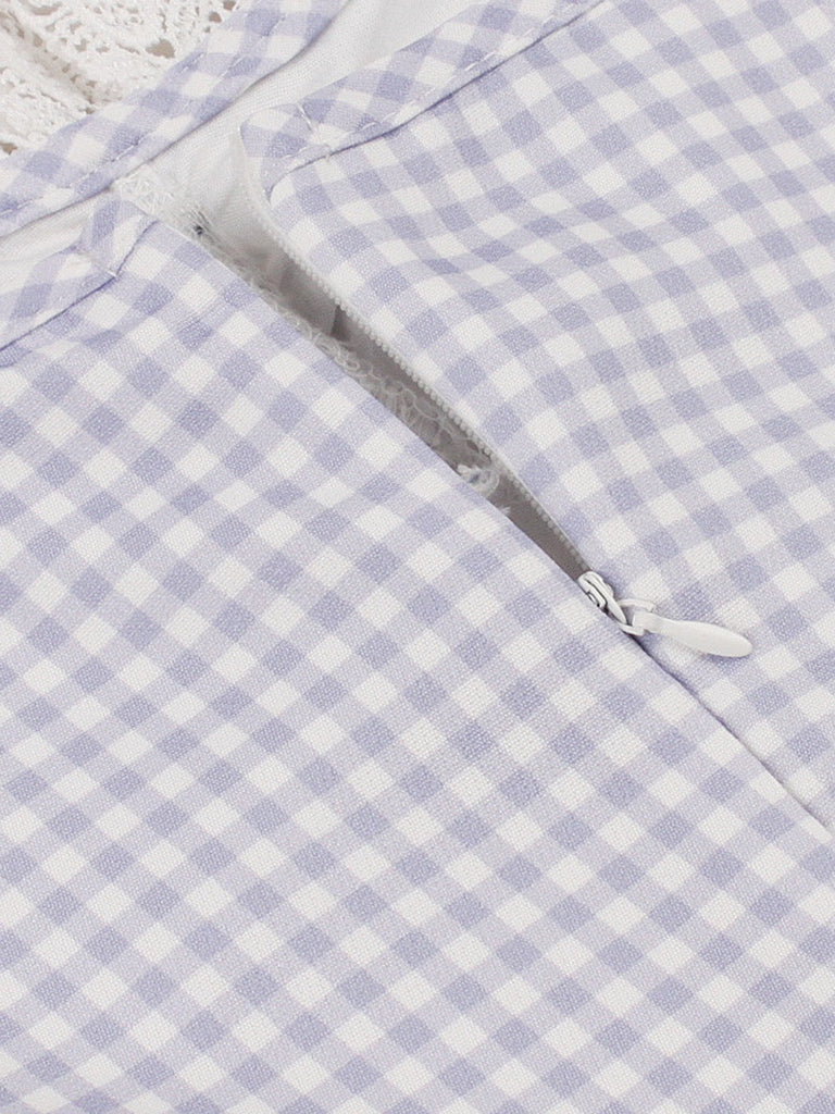 Tailliertes lavendelfarbenes 50er Ginghamkleid mit Spitze und Taschen