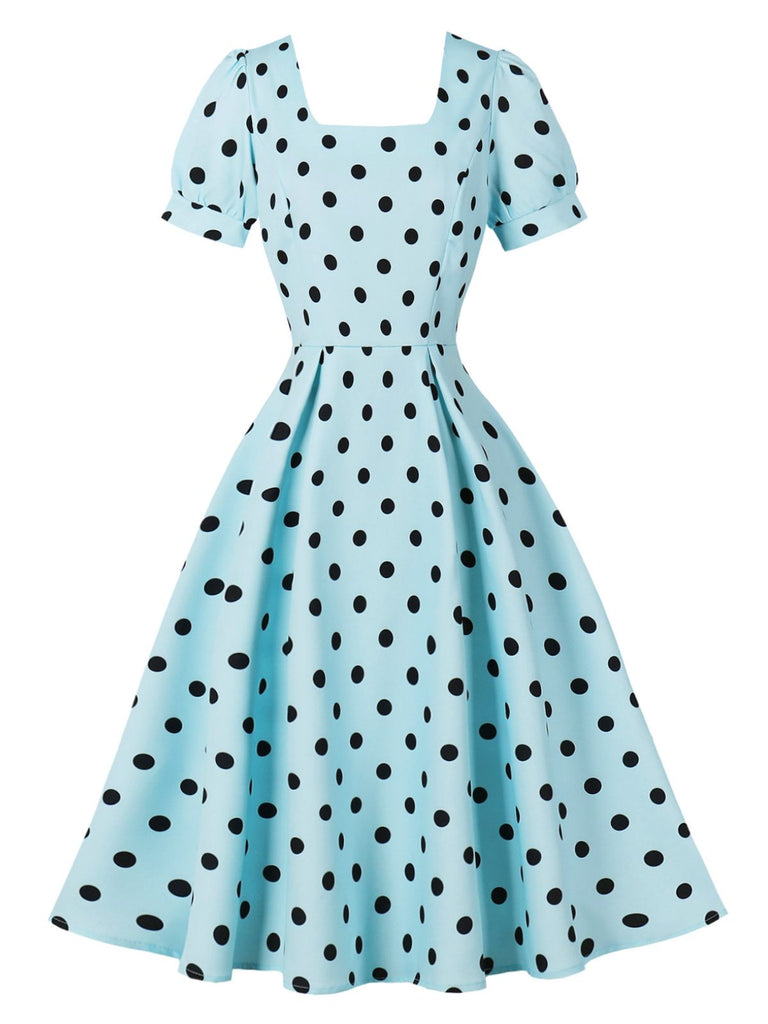 Hellblaues 50er Swingkleid mit eckigem Ausschnitt und Polka-Dots