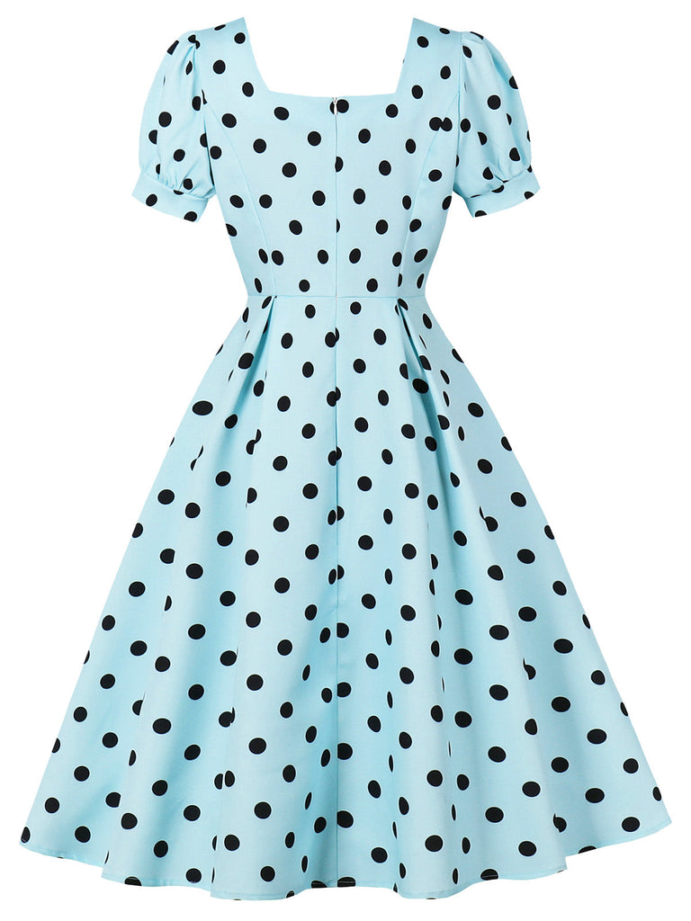 Hellblaues 50er Swingkleid mit eckigem Ausschnitt und Polka-Dots