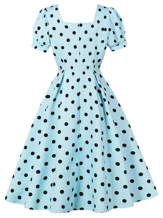 Hellblaues 50er Swingkleid mit eckigem Ausschnitt und Polka-Dots
