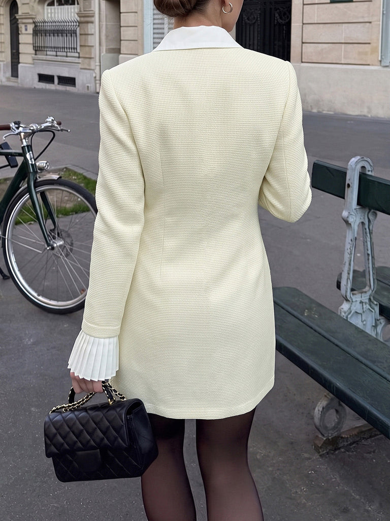 Beige 60er Minikleid mit plissierten Manschetten und Knopfleiste