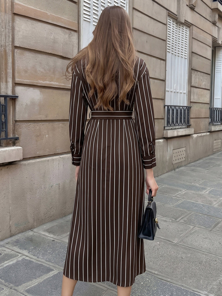 Dunkelbraunes 70er Streifen-Hemdblusenkleid mit Knöpfen und Gürtel