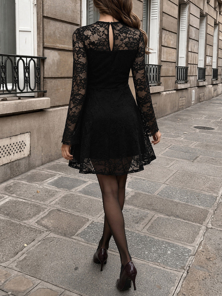 Schwarzes 60er Minikleid mit Blumen-Spitze und Langarm