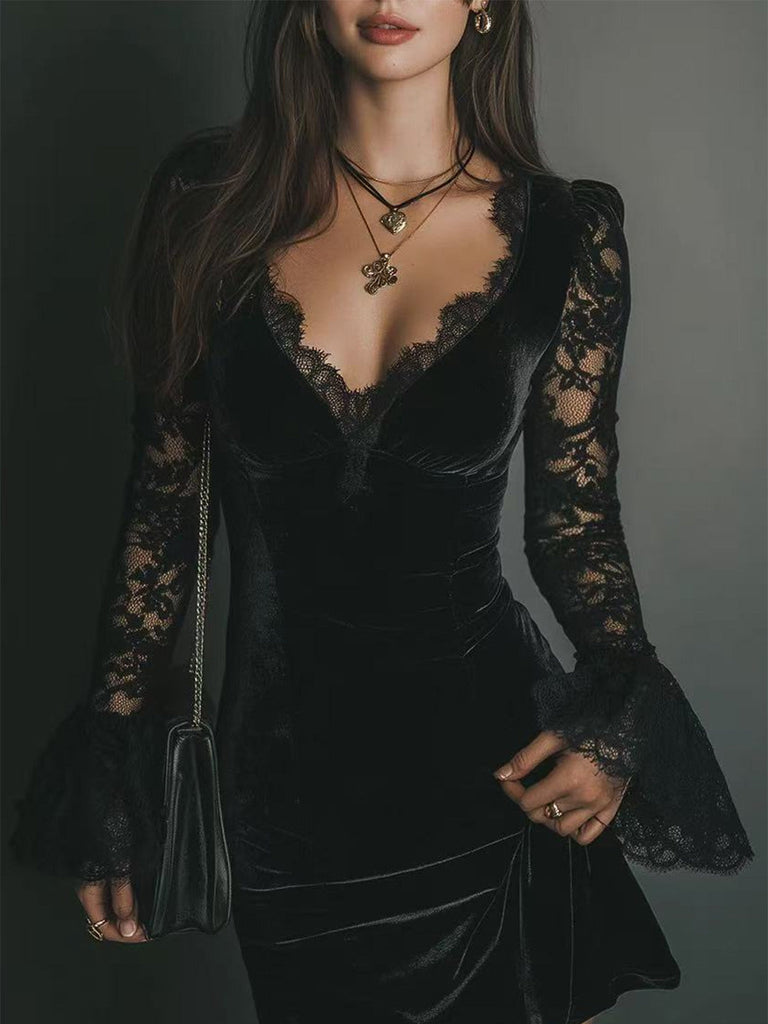 Schwarzes 60er Gothic-Samtminikleid mit Spitze und Glockenärmeln