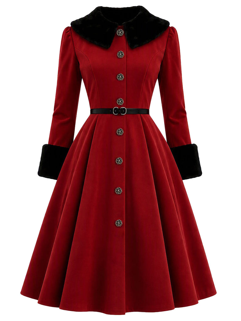 Rotes gegürtetes 50er Mantelkleid mit Flauschkragen und Blumenknöpfen