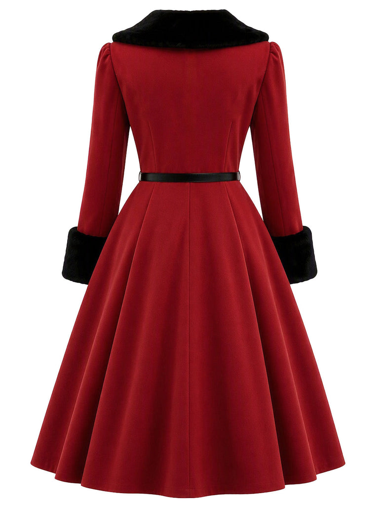 Rotes gegürtetes 50er Mantelkleid mit Flauschkragen und Blumenknöpfen