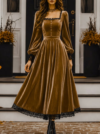 70er Samtkleid mit eckigem Ausschnitt, Spitzenbesatz und Langarm