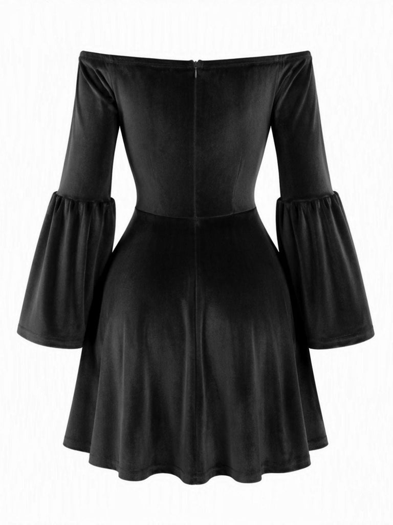 Schulterfreies 60er Samtminikleid mit Glockenärmeln