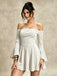 Schulterfreies 60er Samtminikleid mit Glockenärmeln