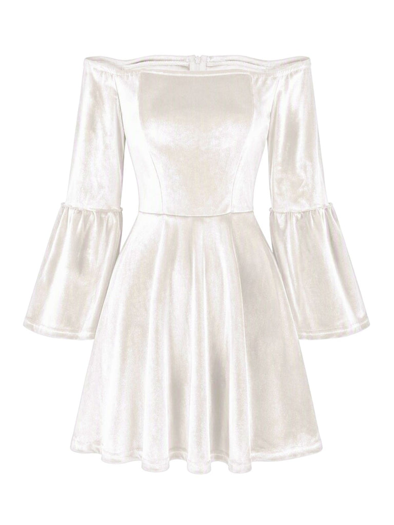 Schulterfreies 60er Samtminikleid mit Glockenärmeln