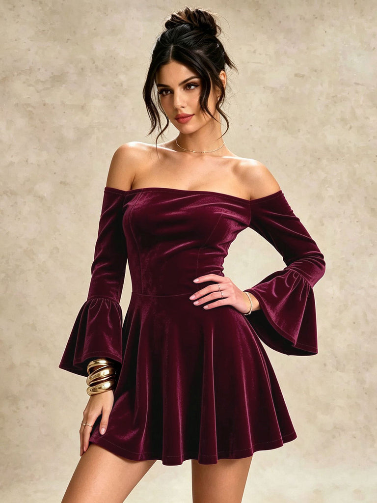 Schulterfreies 60er Samtminikleid mit Glockenärmeln