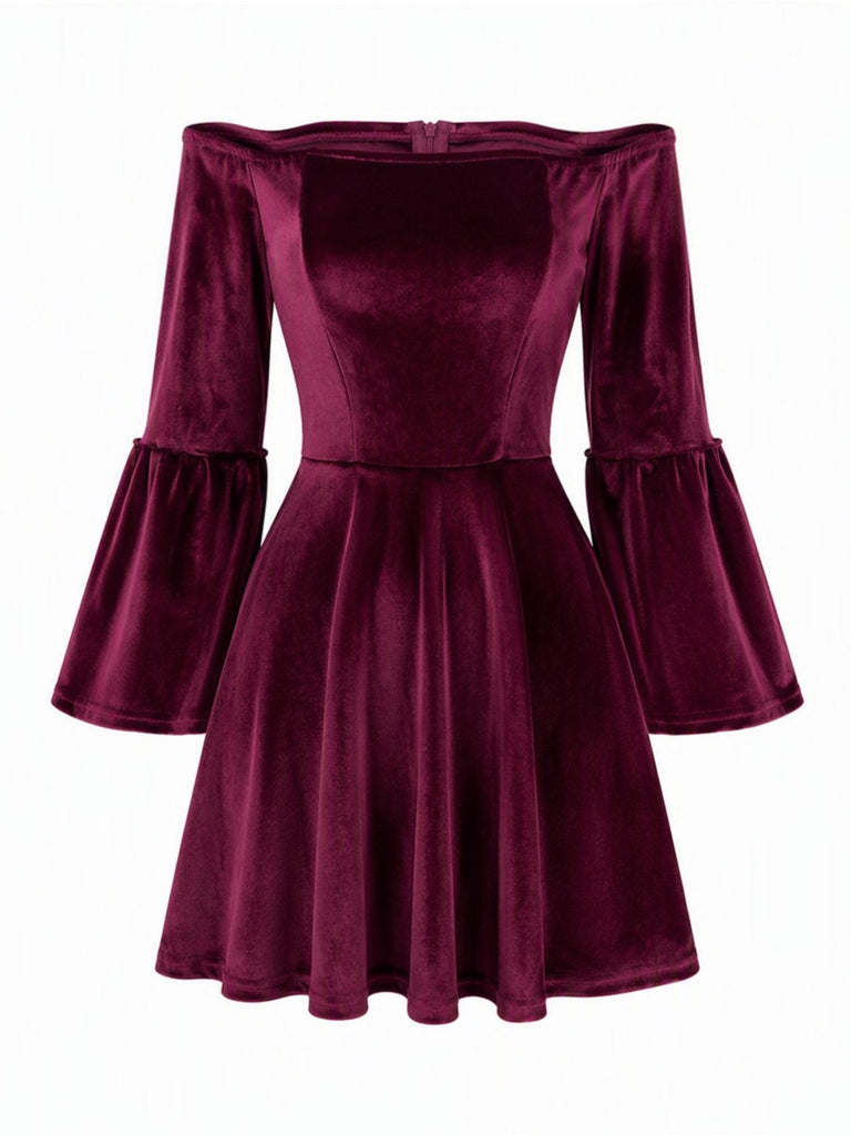 Schulterfreies 60er Samtminikleid mit Glockenärmeln