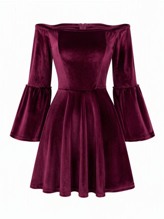 Schulterfreies 60er Samtminikleid mit Glockenärmeln