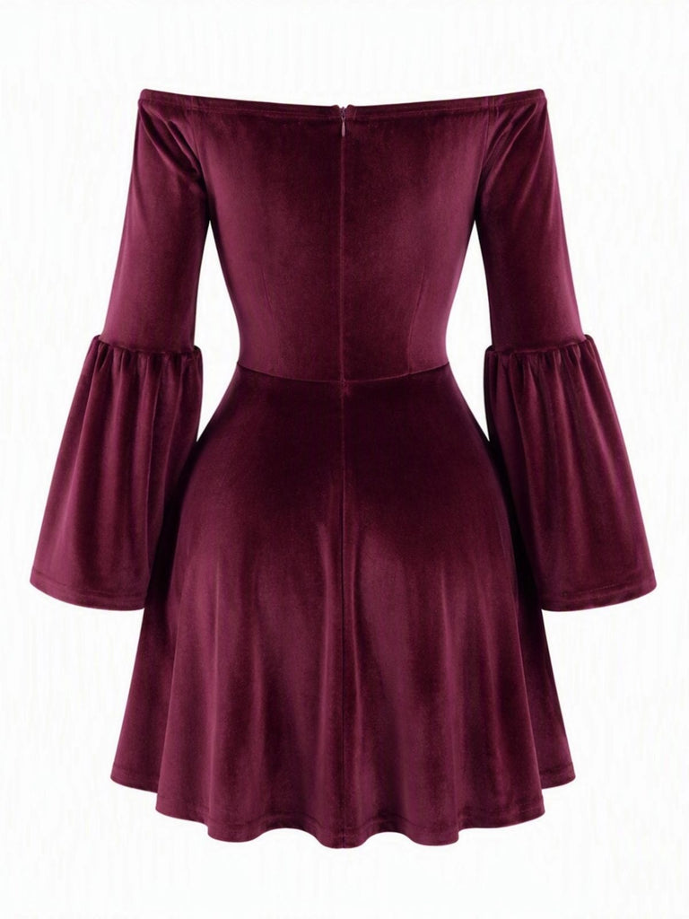 Schulterfreies 60er Samtminikleid mit Glockenärmeln
