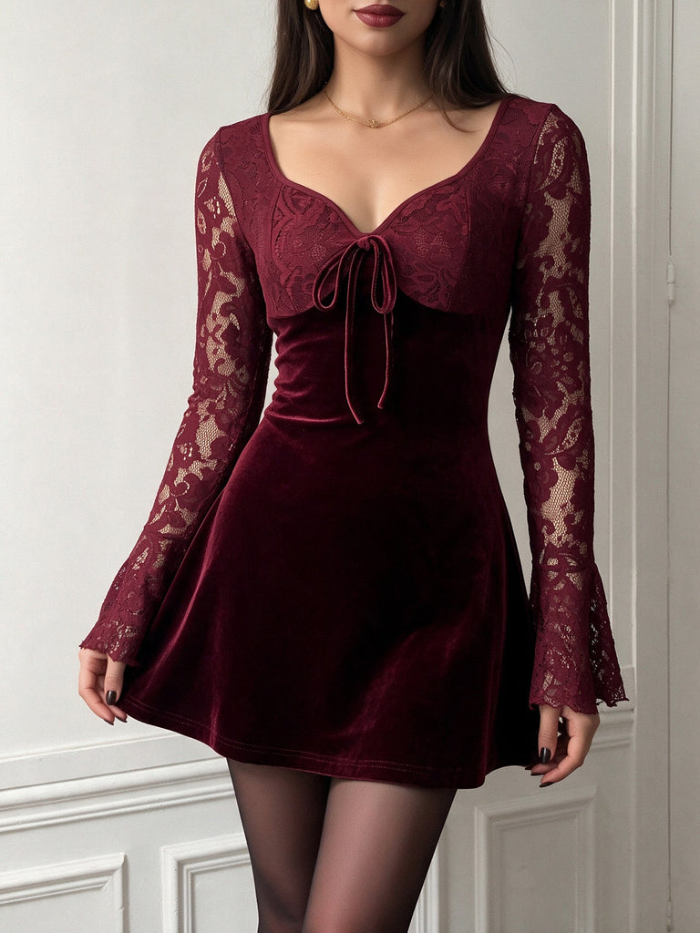 Weinrotes 60er Samt-Minikleid mit Spitzen-Glockenärmeln