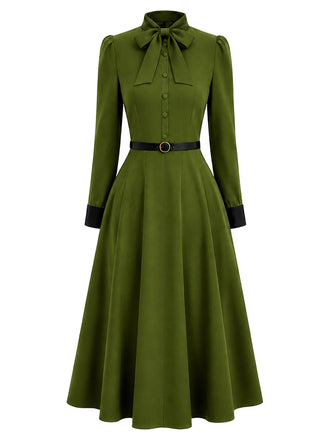 Grünes gegürtetes 40er Kleid mit Schluppe und Kontrastmanschetten