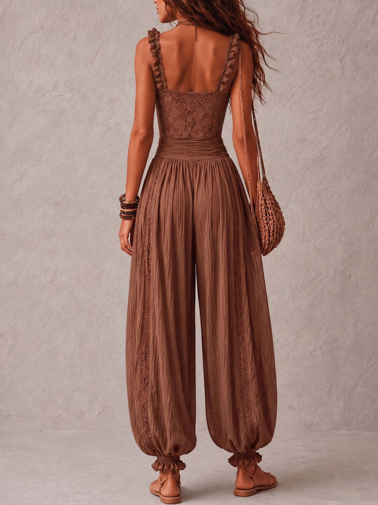 40er Harem-Jumpsuit mit Spitzeneinsätzen und Rüschenträgern