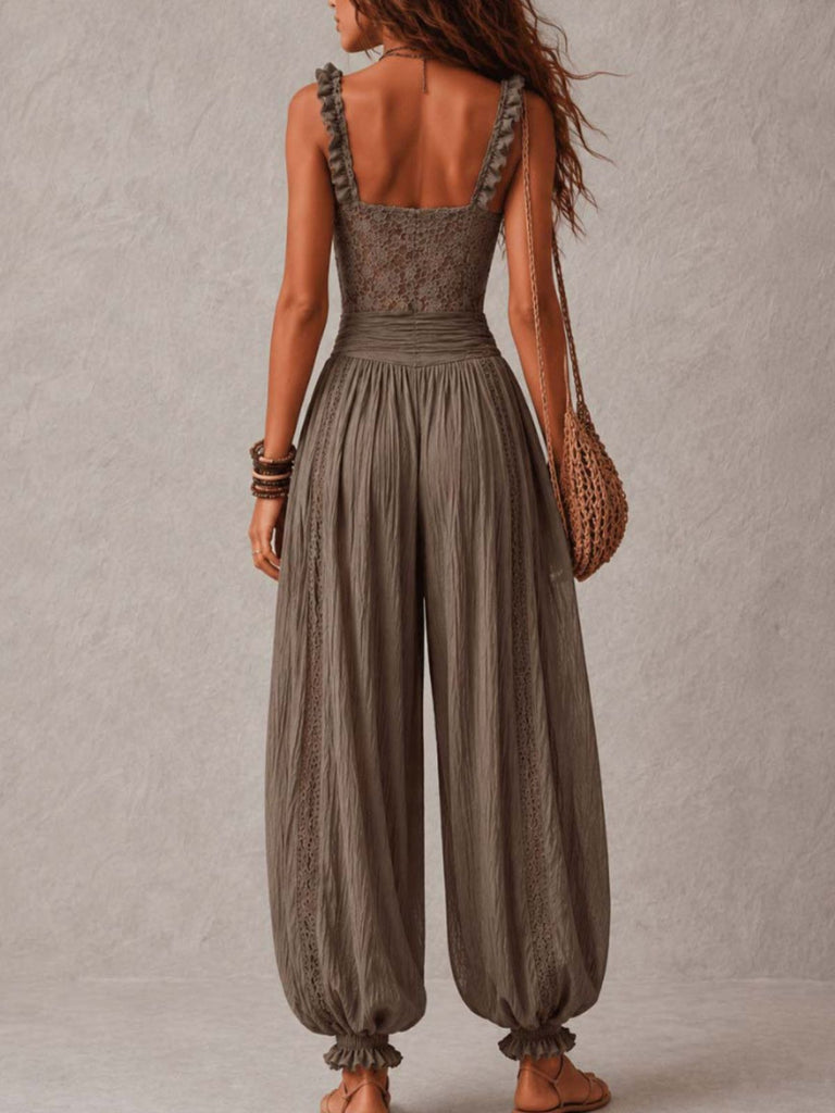 40er Harem-Jumpsuit mit Spitzeneinsätzen und Rüschenträgern