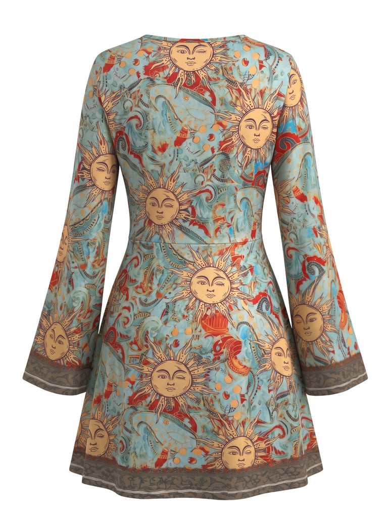70er Kleid mit Sonnen- und Himmelsmotiven, V-Ausschnitt und Glockenärmeln