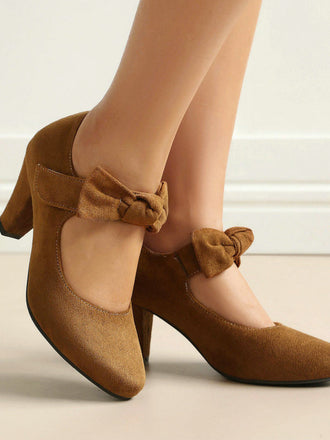 Pumps mit Schleife und Blockabsatz