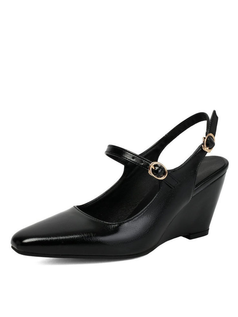 Spitze Keilpumps aus Kunstleder mit Schnallen