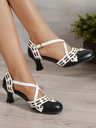 Zweifarbige Schuhe mit Kittenabsatz und Mary Jane
