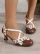 Zweifarbige Schuhe mit Kittenabsatz und Mary Jane