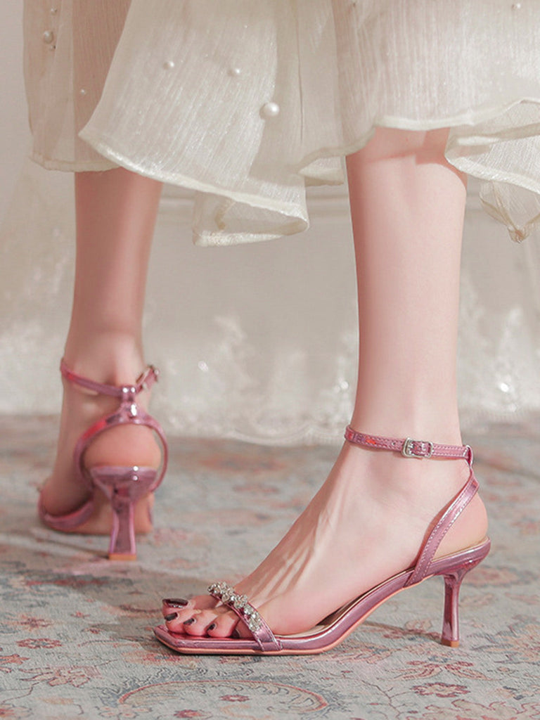 Rosa Sandalen mit Kristall und Riemen