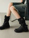 Mehrfarbige Boots mit Blockabsatz und Schnalle