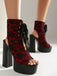 Schuhe mit Schnürung und Spitze