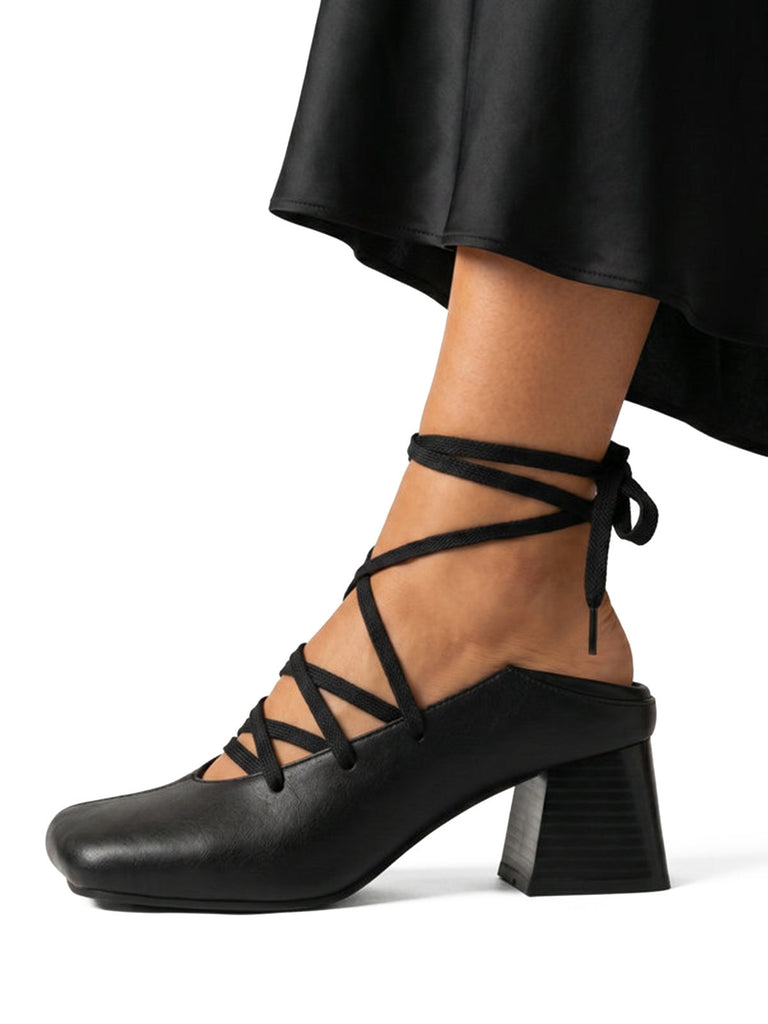 Schuhe mit Schnürung und Zehen