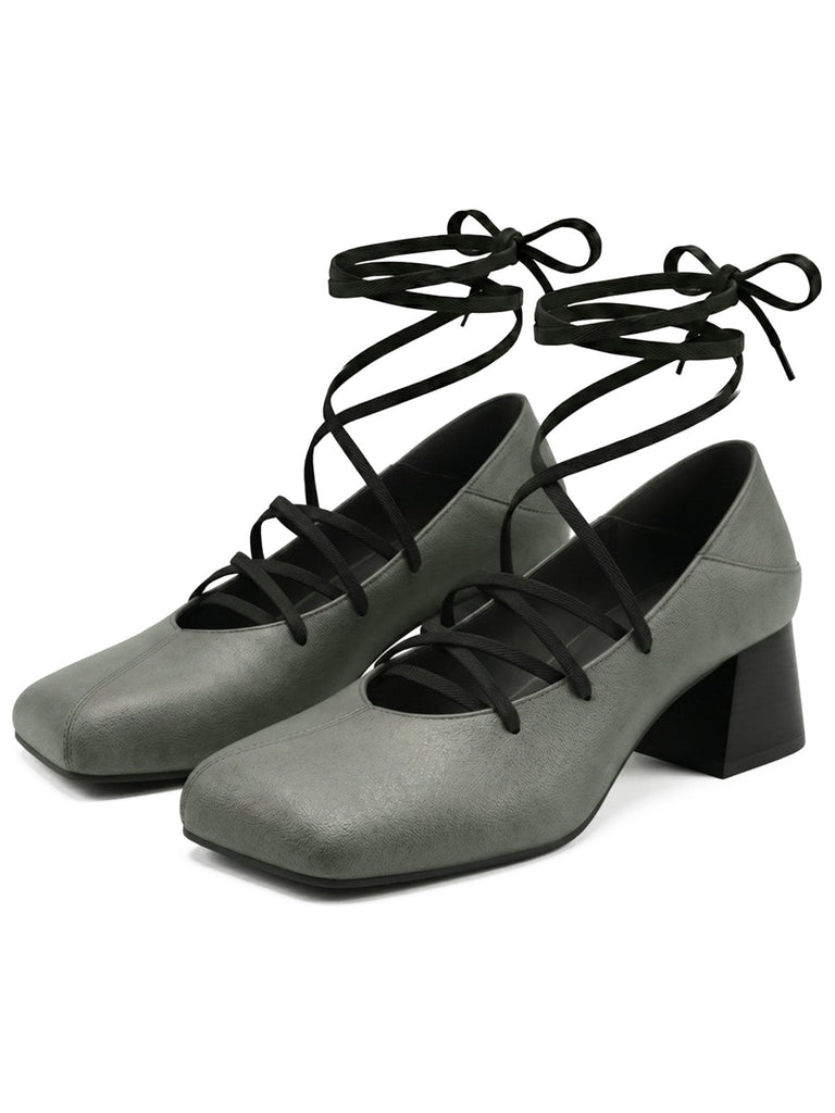 Schuhe mit Schnürung und Zehen