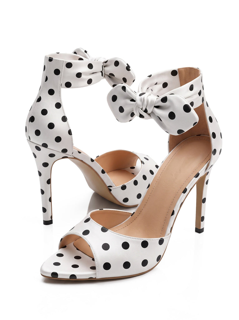 Weiße Satin-High-Heel-Sandalen mit Polka-Dots