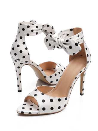 Weiße Satin-High-Heel-Sandalen mit Polka-Dots